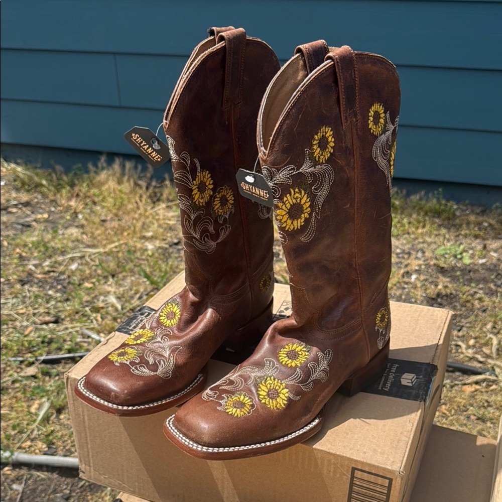 Brown Cowboy Boots with Sunflower Embroidery